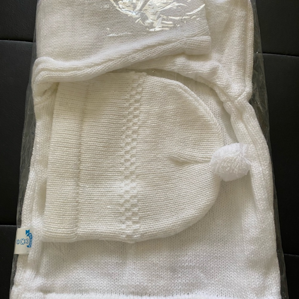 NEWBORN BABY SWEATER WITH HAT INCLUDED - Picture 4 of 6
